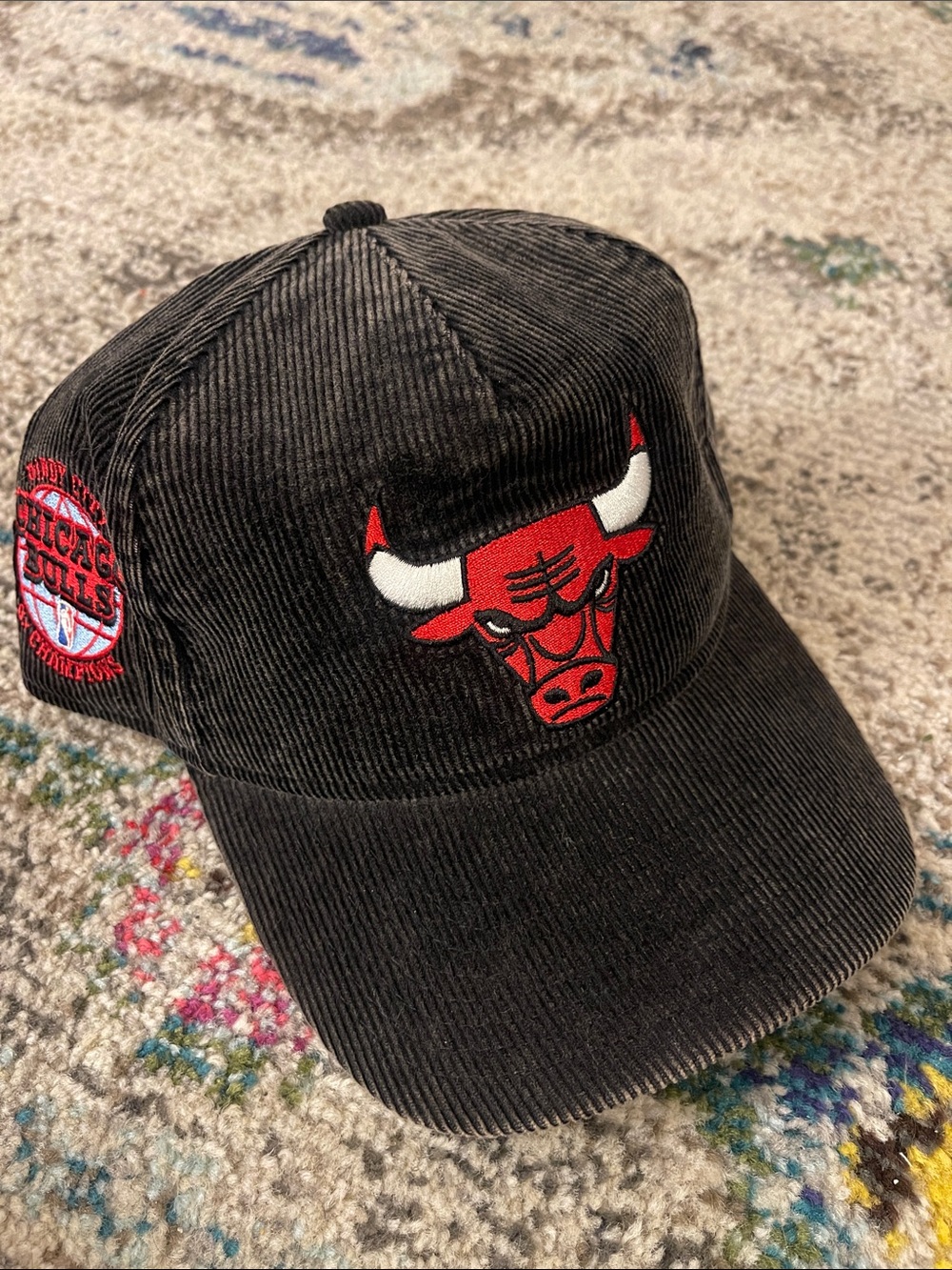 RARE! Chicago Bulls Corduroy golfer SnapBack - Black with Red Logo LIKE NEW!